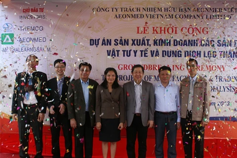 Les dirigeants de la SARL Aoenmed Vietnam à la cérémonie de mise en chantier de son usine à Thanh Hoa. Photo : VNA